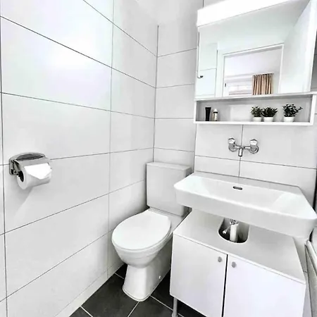 Urban Oasis With Queen Bed And View Be-18