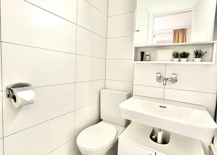 Lejlighed Urban Oasis With Queen Bed And View Be-18